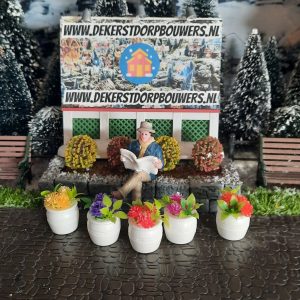 5 witte bakken met gekleurde bloemen